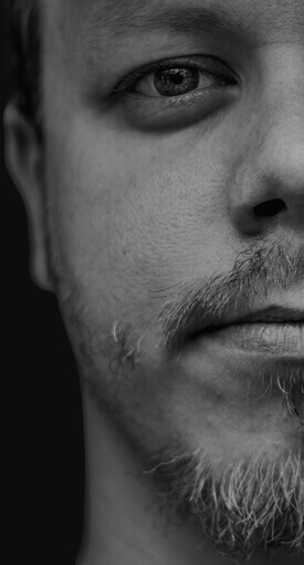 Portrait photo (black and white) of Fabian Mebus.